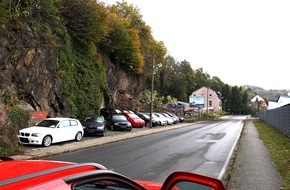 Feuerwehr Essen: FW-E: Etwa 1000 Kubikmeter Geröll abgerutscht, Stellfläche eines Autohändlers betroffen, ein Mehrfamilienhaus geräumt