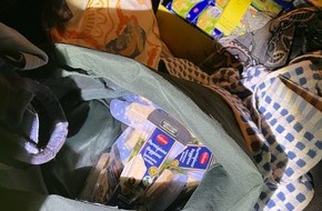 Polizei Düsseldorf: POL-D: Wersten - Strategische Fahndung führt zum Erfolg - Fahrzeugkontrolle deckt mutmaßlichen Lebensmitteldiebstahl auf - Zwei Messer, Machete und Bolzenschneider sichergestellt