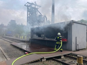 FW-EN: Verkaufscontainer gerät in Brand &amp; Verkehrsunfall - Zwei Paralleleinsätze für die Hattinger Feuerwehr