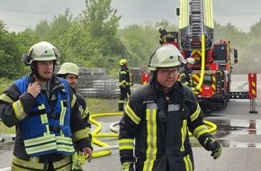 Feuerwehr Ense: FW Ense: Alarmübung aller Einheiten der Feuerwehr Ense