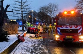 Feuerwehr Bocholt: FW Bocholt: Erfolgreiche deutsch-niederl&auml;ndische Zusammenarbeit bei Verkehrsunfall in Suderwick