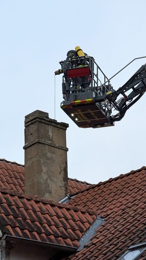 FW-WRN: FEUER_3 - LZ1 - LG2 - Ldf - Rauchentwicklung im Gebäude // Einweiser vor Ort&quot;