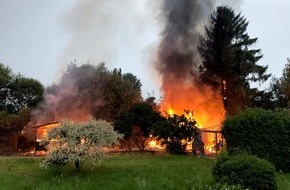 Feuerwehr Bremerhaven: FW Bremerhaven: Feuer zerstört Gartenlaube, erschwerter Zugang zum Brandobjekt