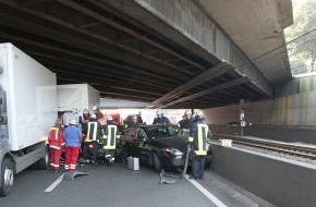Feuerwehr Essen: FW-E: Schwerer Verkehrsunfall auf der A40, drei Verletzte, LKW-Fahrer im Führerhaus eingeklemmt