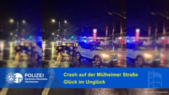 Polizeipräsidium Oberhausen: POL-OB: Crash auf der Mülheimer Straße - Glück um Unglück