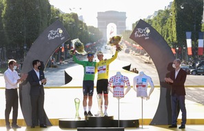 Skoda Auto Deutschland GmbH: Sieger der 108. Tour de France Tadej PogaÄar mit Kristallglas-Trophäe von ŠKODA AUTO geehrt