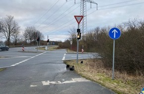 Polizeiinspektion Hildesheim: POL-HI: Verkehrsunfallflucht auf der B1 in Elze - Zeugenaufruf