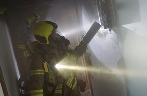 Feuerwehr Ratingen: FW Ratingen: Brand in mehreren Wohnungen eines Mehrfamilienhauses - Ein verletzter Feuerwehrmann
