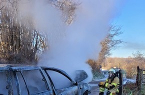 Feuerwehr Plettenberg: FW-PL: Ortsteil Kückelheim - Gemeldeter Flächenbrand stellt sich als brennender PKW heraus