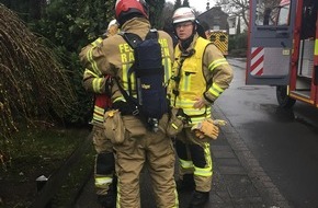 Feuerwehr Ratingen: FW Ratingen: Brand in Mehrfamilienhaus - vier Personen gerettet