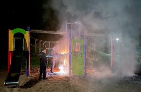 Polizei Mettmann: POL-ME: Klettergerüst angezündet: Polizei ermittelt - Hilden - 2410020
