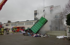 Feuerwehr Bremerhaven: FW Bremerhaven: Restmüllcontainer im Bereich der Laderampe Warenhaus Karstadt