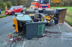 Freiwillige Feuerwehr Bedburg-Hau: FW-KLE: Bus kollidiert mit Kleinbagger