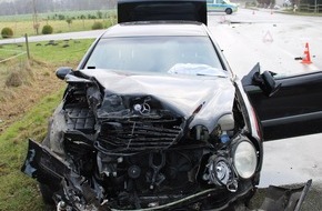 Polizei Minden-Lübbecke: POL-MI: Mercedes stößt mit Lastzug zusammen