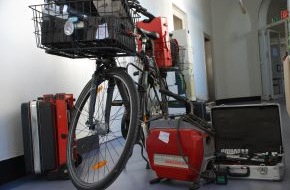 Polizei Düsseldorf: POL-D: Durchsuchung bei Automarder in Unterrath - Profi-Werkzeug im Wert von 15.000 Euro sichergestellt - 45-jähriger Beschuldigter weiter in U-Haft - "Spezialfahrrad" sichergestellt