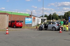 Kreispolizeibehörde Höxter: POL-HX: Verkehrsunfall im Kreuzungsbereich - zwei Frauen verletzt