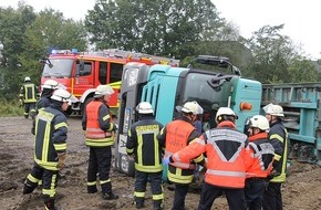 Freiwillige Feuerwehr Werne: FW-WRN: Person aus umgekippten Baustellen LKW befreit