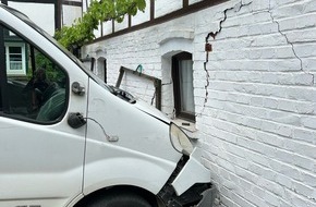 Kreispolizeibeh&ouml;rde Oberbergischer Kreis: POL-GM: Lieferwagen kracht gegen Hauswand