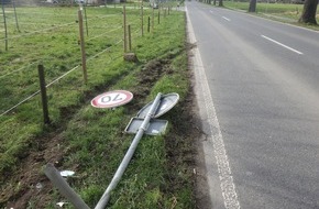 Kreispolizeibehörde Kleve: POL-KLE: Kalkar - Verkehrsschild beschädigt / Zeugen nach Unfallflucht beschädigt