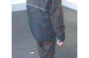 Polizei Düsseldorf: POL-D: Gerresheim - Überfall auf Geldinstitut - Polizei fahndet mit Bildern aus der Überwachungskamera - Bank setzt 3.000 Euro Belohnung aus