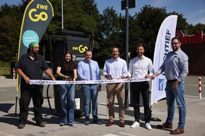 EWE Go und HOCHTIEF eröffnen ersten Deutschlandnetz-Ladepark in Schleswig-Holstein