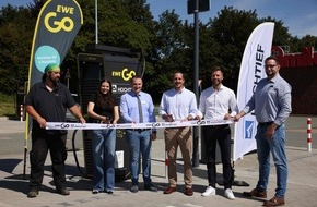 EWE Go: EWE Go und HOCHTIEF eröffnen ersten Deutschlandnetz-Ladepark in Schleswig-Holstein