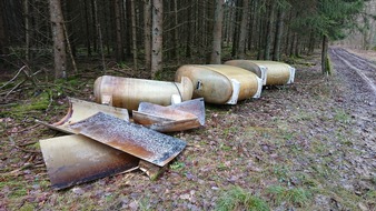 Polizeipräsidium Mittelhessen - Pressestelle Lahn - Dill: POL-LDK: Haiger-Flammersbach -Öltanks in Wald illegal entsorgt