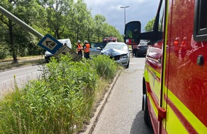 Feuerwehr München: FW-M: Schwangere Frau kracht gegen Lichtmast (Moosach)