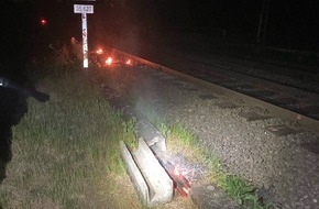 Polizei Mettmann: POL-ME: Unbekannte setzen Kabel an Bahngleisen in Brand - Hilden - 2205100