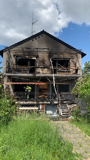 Feuerwehr Ludwigshafen: FW Ludwigshafen: Gebäudebrand in Ludwigshafen-Oggersheim