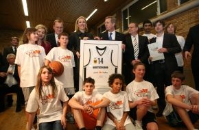 ING Deutschland: BasKIDball trifft Bundespräsident Wulff / Bei seinem Antrittbesuch in Bayern würdigte er das Engagement der Initiatoren und Sponsoren des Projekts "BasKIDball" (mit Bild)