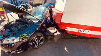 Feuerwehr Dortmund: FW-DO: Stadtbahn stößt mit PKW zusammen