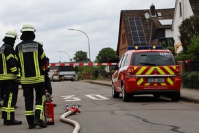 FW Hambühren: Gasleitung bei Erdarbeiten beschädigt / Feuerwehr sichert Gefahrenstelle