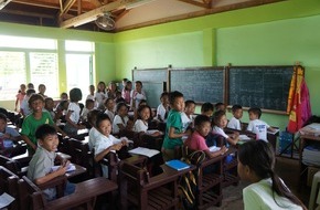 Caritas Schweiz / Caritas Suisse: Deux ans après le typhon Haiyan / Caritas inaugure les premières salles de classe et maisons aux Philippines