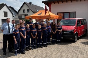 Feuerwehr VG Asbach: FW VG Asbach: Neues Mannschaftstransportfahrzeug f&uuml;r die Jugendfeuerwehr