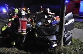 Freiwillige Feuerwehr Bedburg-Hau: FW-KLE: Autofahrerin fährt frontal gegen Baum