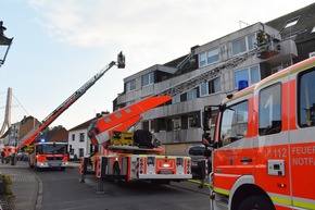 FW-D: Kerze verursacht ausgedehnten Zimmerbrand