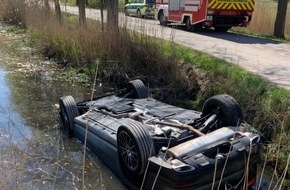 Polizei Bremen: POL-HB: Nr. 0246 --Auto rutscht in Graben--