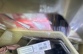 Hauptzollamt Dresden: HZA-DD: Zoll verhindert erneuten trickreichen Schmuggelversuch/ Zigaretten unter Fahrgästen verteilt