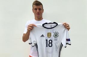 United Charity gemeinnützige Stiftungs GmbH: Toni Kroos spendet einmaliges EM-Andenken / Nationalspieler versteigert bei United Charity sein getragenes Trikot aus dem EM-Halbfinale / Erlös fließt zu 100 Prozent an die Toni Kroos Stiftung