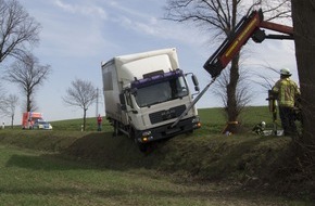 Freiwillige Feuerwehr Menden: FW Menden: LKW fährt in den Straßengraben