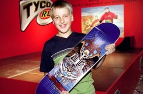 Mattel GmbH: World Championships im Skateboarding, Dortmunder Westfalenhalle / Echt "monstermäßig" - "Tony Hawk R/C SkateboardÂ mit Original Unterschrift!