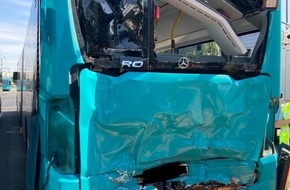 Feuerwehr Frankfurt am Main: FW-F: Unfall zwischen Linienbus und Straßenbahn in Frankfurt-Friedberger Landstraße - sechs Personen verletzt