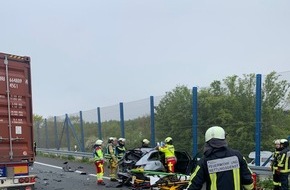 Feuerwehr Bochum: FW-BO: Schwerer Verkehrsunfall am Stauende auf der BAB 448