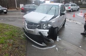 Polizei Düren: POL-DN: 27000 Euro Sachschaden nach Verkehrsunfall