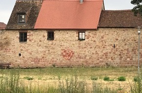 Polizeidirektion Neustadt/Weinstraße: POL-PDNW: Wachenheim - Stadtmauer besprüht - 500,- Euro für Hinweis ausgelobt.