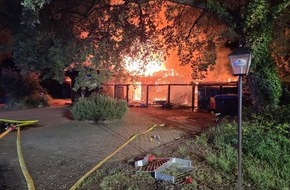 Brand- und Katastrophenschutz der Stadt Speyer: FW Speyer: Gastst&auml;tte in Speyer brennt vollst&auml;ndig aus - 84 Einsatzkr&auml;fte im Einsatz
