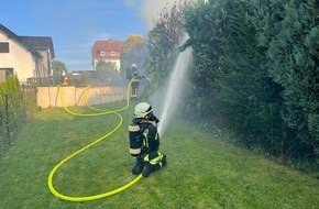 Feuerwehr Lennestadt: FW-OE: Feuerwehreinsatz in Lennestadt-Grevenbrück - Gartenhütte brennt in voller Ausdehnung