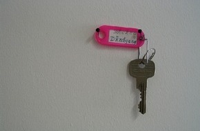 Polizeidirektion Göttingen: POL-GOE: (259/04) Fotofahndung: Warenkreditbetrüger lässt Schlüssel zurück