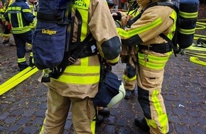 Feuerwehr Grevenbroich: FW Grevenbroich: Ausgedehnter Brand in historischem Grevenbroicher Mühlengebäude / Stundenlange Löscharbeiten, erheblicher Gebäudeschaden, keine Personen verletzt